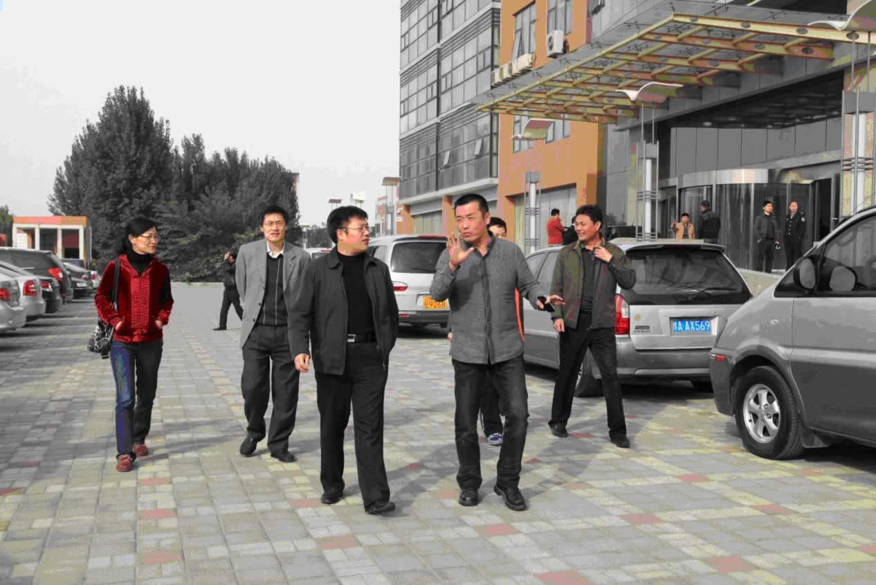 教育部考試中心褚慶軍處長(zhǎng)在省教育招生辦公室劉剛副主任陪同下視察河南省教育工作.jpg