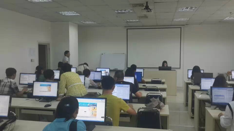 鄭州大學(xué)遠(yuǎn)程教育入學(xué)測試現(xiàn)場劉老師指導(dǎo)同學(xué)生考試操作